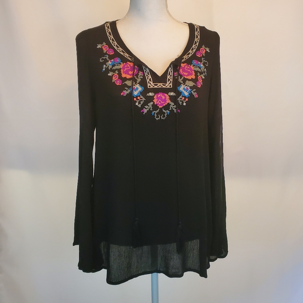 Woman's Boho, Black Embroidered Front Split Bell Sleeves Sm NWOT. Flying Tomato
